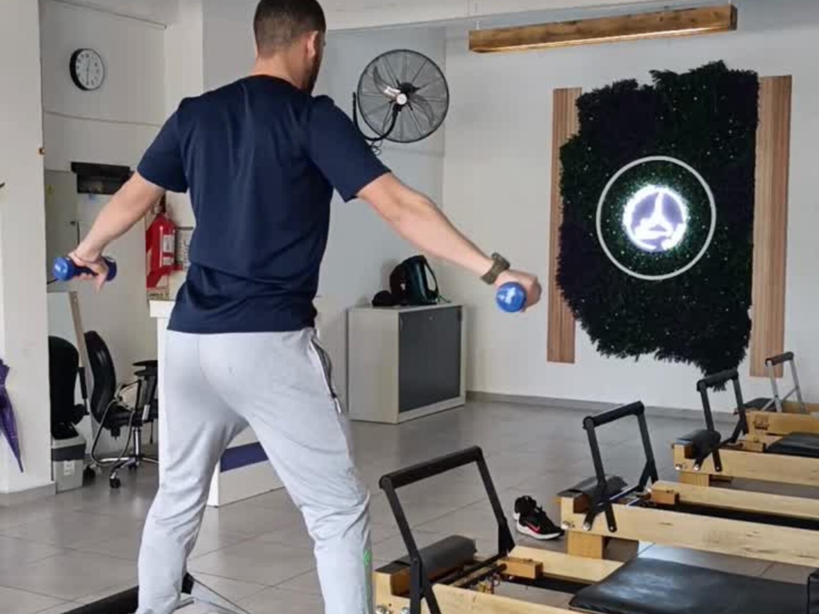 Interior del estudio Be Balance en San Martín con reformers de madera y entrenamiento funcional